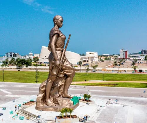 Statue de l'Amazone, Place de l'Amazone à Cotonou
